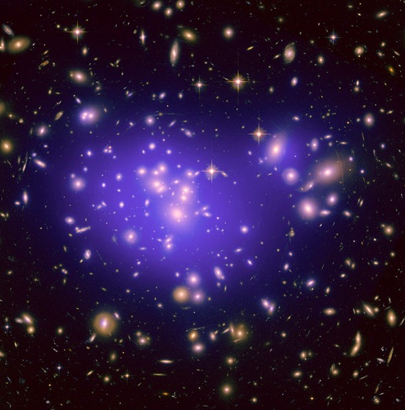 The galaxy cluster Abell 1689, with the mass distribution of the dark matter in purple